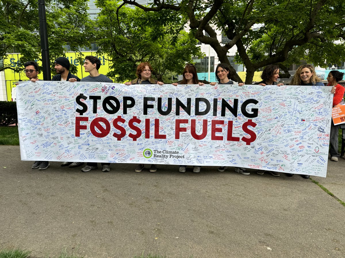 📢 Prioritize people over profits❗️ This #EarthDay, we reiterate our call to banks to #FixTheFinance flows and STOP funding fossil fuel projects that are destroying vulnerable communities! Everyone, help us amplify this call👉 bit.ly/3U9aFJN #FundOurFuture