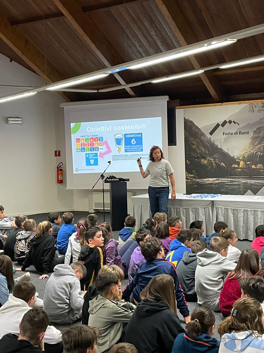 Celebriamo la #GiornataMondialedellaTerra con dei laboratori didattici insieme al <a href="/fortedibard/">Forte di Bard</a>, alla scoperta della #produzione di #energia pulita, in sinergia con il territorio e con l’ambiente🌍

🏆 Premiati oggi i lavori realizzati dalle classi negli scorsi mesi a tema #acqua