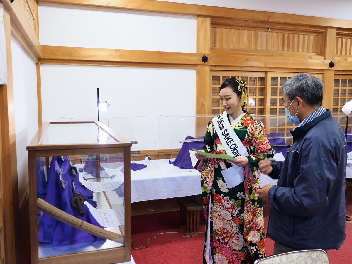ミスサケ岡山の後援を支部でしているので、阿智神社の展示に参加してくれました。ミニ山鳥毛ペーパーナイフの抽選はみなさんの見ている前でミスサケの方に選んでもらいました。