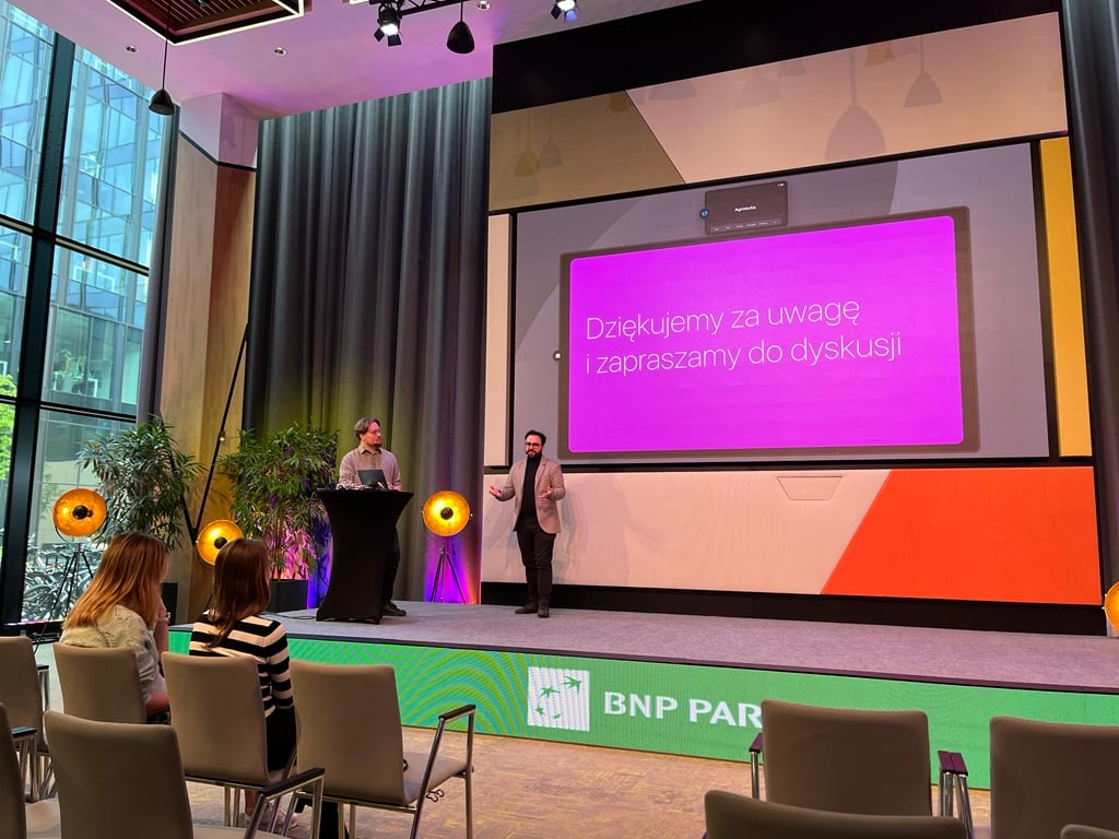 AilleronSA's tweet photo. Wspominamy inauguracyjne spotkanie nowego cyklu „Design bez tajemnic” z @BNPParibas_PL, zorganizowane przez dział UX BNP Paribas! Nasi #AilleronExperts: Jakub Leśniak i Mateusz Biały opowiadali o roli designu w rozwoju produktu i omówili korzyści wykorzystania #DesignSystemu.🙌 https://t.co/jRedntsjwK