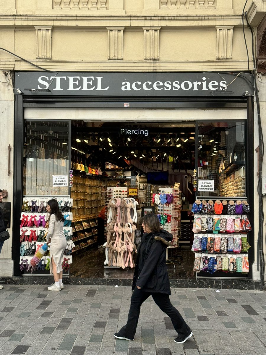 İstiklal Caddesi’nde birbirlerine komşu İstanbul’un 2 güzide kitapçısı, Robinson Crusoe ve Denizler Kitabevi’nin yerine açılan işletmeler. Ticari açıdan çok daha başarılılardır muhtemelen ancak İstanbul’a kattıkları değer daha mı fazla daha mı az, siz karar verin. İstanbul’un