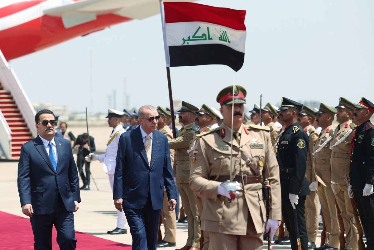 Cumhurbaşkanımız Recep Tayyip Erdoğan, Bağdat Uluslararası Havalimanı'nda Başbakan Muhammed Şiya es-Sudani tarafından resmi törenle karşılandı.