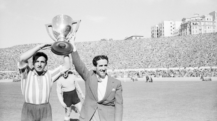 🏆🔴⚪ ¡Tal día como hoy, el 22 de abril de 1951, conquistamos nuestro cuarto título liguero! Gracias a un gol de Ben Barek, empatamos 1-1 en el campo del Sevilla -segundo clasificado- y ganamos el torneo de la regularidad, bajo la batuta de Helenio Herrera.