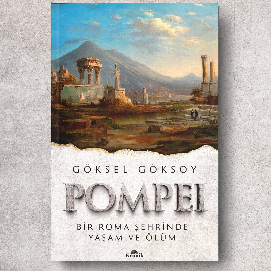 YENİ / Roma tarihi ve Antik Çağ’a dair derin bilgisiyle Göksel Göksoy Pompei’de sadece bir şehrin tarihini anlatmıyor, Pompei’de yaşayanların felaketle yüzleşene kadar neler yaptıklarını, eğlencelerini, geçimlerini kısacası hayatlarının izini sürüyor. kronikkitap.com/kitap/pompei/