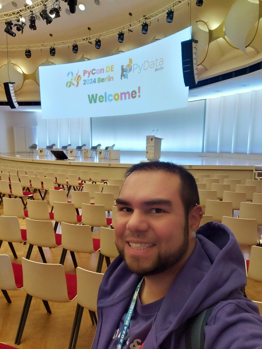 6jj's tweet image. Again at #PyconDe, but now with their cool outfit ;)