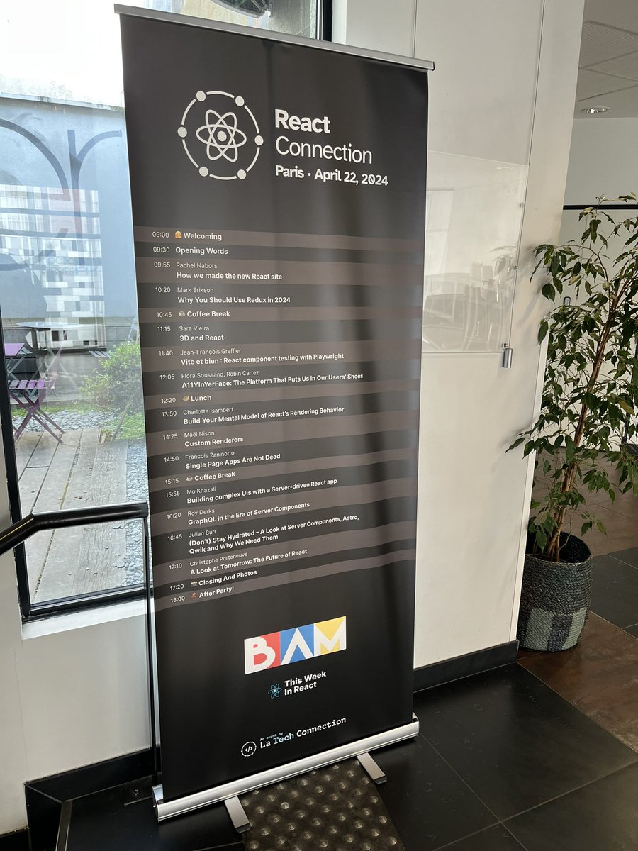 Hello Developers in Paris 🇫🇷🥖 Today I’m speaking about React, GraphQL & AI at the new @reactconn conference Come say hi if you’re around 👋