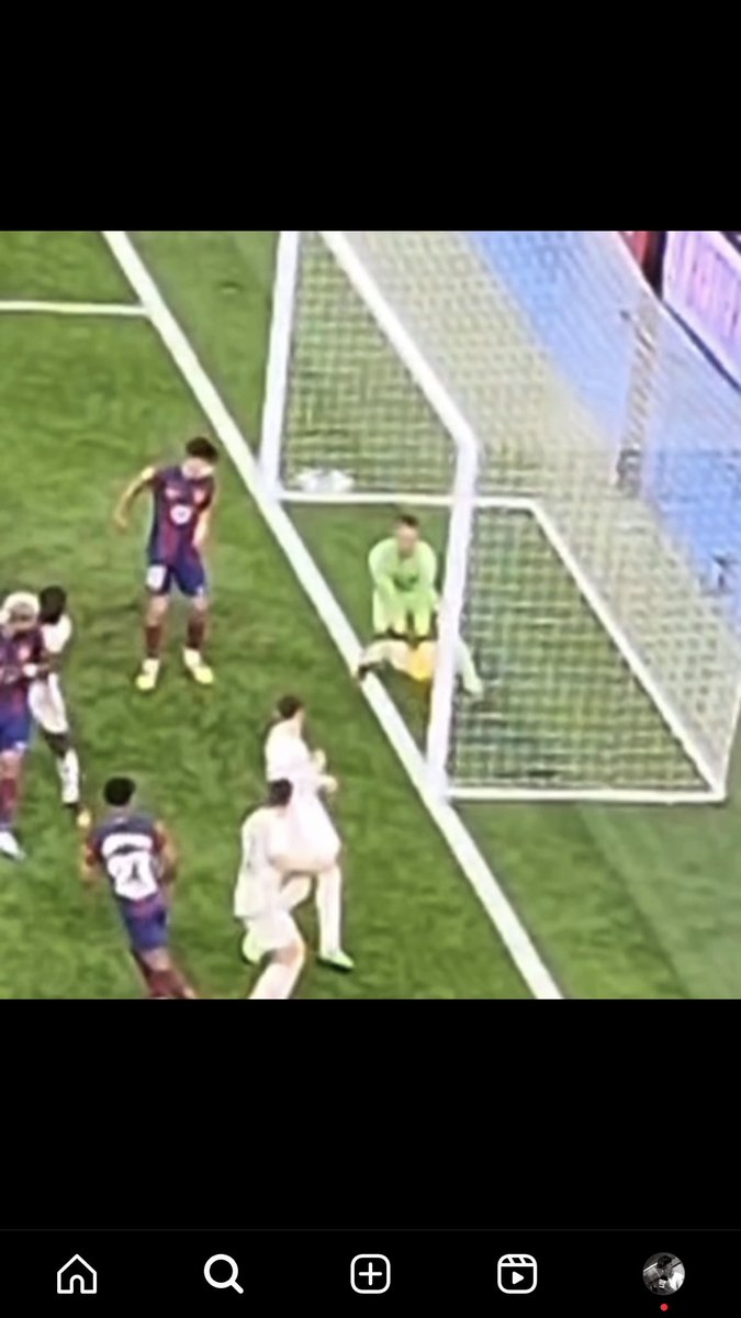 Que vergüenza el arbitraje de ayer madre mía , nos robaron de una forma… y que encima no haya tecnología para chequear si es gol o no en pleno 2024 que hasta en Francia lo tienen es de vergüenza en fin querían que ganara el Madrid y lo han hecho como siempre…