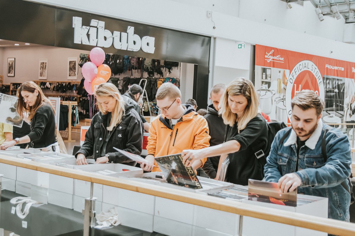 MenartMk's tweet photo. U subotu smo proslavili Record Store Day uz veliki broj popusta na glazbene albume i multimediju, družili smo se i s popularnim glazbenicima.   #rsd #rsd2024 #recordstoreday https://t.co/E0hJjO0QEW