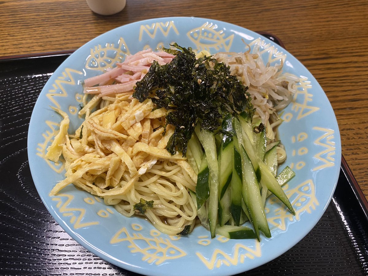 本日の晩御飯🍴
冷やし中華始めましたw
具材って人それぞれだよね〜♪
ご馳走様でした！
＃雪兎食べちゃう ＃おうちごはん
＃冷やし中華