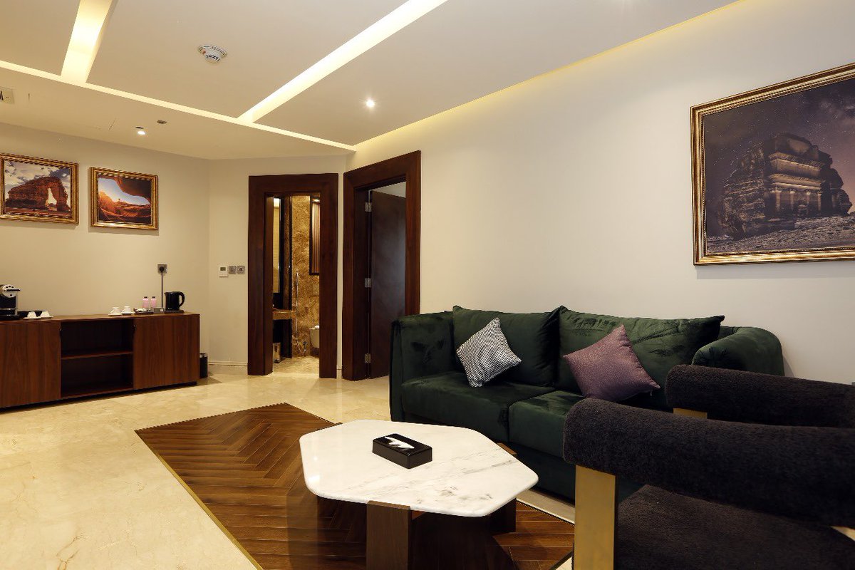 انغمس في مثال الفخامة في فندق ترى، الذي يقع في قلب مدينة الرياض، المملكة العربية السعودية. استمتع بأناقة غرفنا مع إطلالات خلابة على برج المملكة الشهير وبرج الفيصلية. إقامتك معنا هي أكثر من مجرد راحة؛ إنها تجربة لا تنسى محاطة بأفق الرياض المهيب.

#Turahotel #saudihotel #ksa