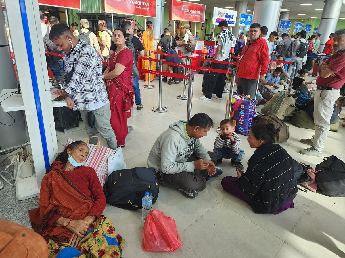 काठमाडौंमा उडान  ढिलो  हुदा आन्तरिक  बिमान्स्थलमा यात्रु यसरी  लामो समय  बस्नु  परेको  देखियो ।