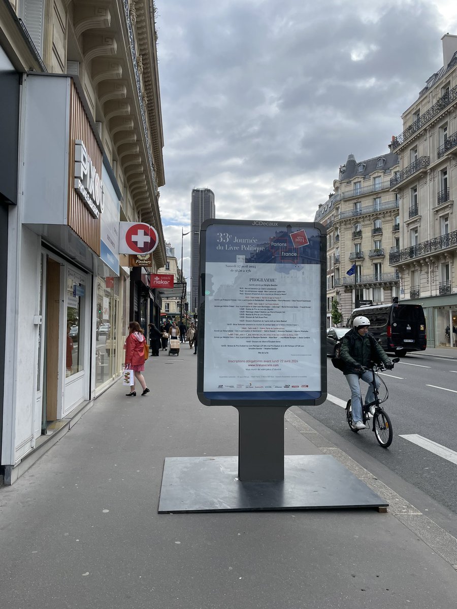 😡A Paris, lorsque les trottoirs sont scandaleusement trop larges, on résout l’anomalie en y installant un panneau publicitaire mobile. 

(Rue de Rennes 👇 @mairie6paris)