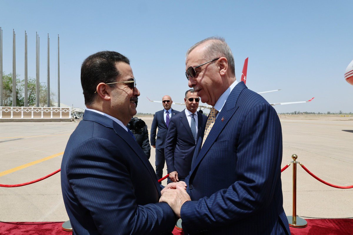 ticaridiplomsi's tweet photo. Cumhurbaşkanı Erdoğan Irak’ta. 13 yıl sonra yapılan kritik ziyaretin ana gündem maddesi terörle mücadelede işbirliği.

Ayrıca Kalkınma Yolu Projesi ile birlikte Körfezle ticarette kritik eşiğin aşılması bekleniyor. https://t.co/YuvvalfaQ8