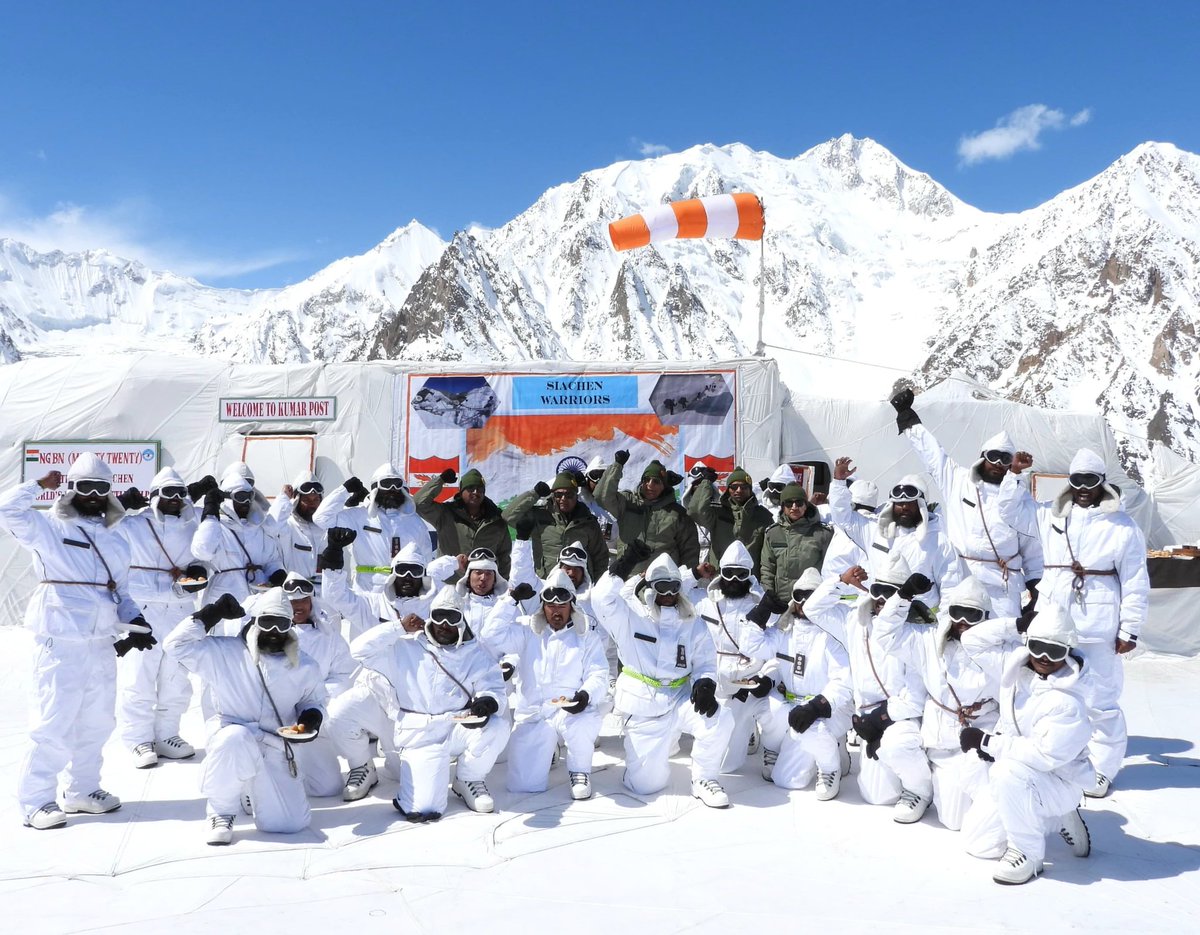 Hon'ble Raksha Mantri Shri Rajnath Singh alongwith General Manoj Pande #COAS, visited the World's Highest Battlefield, #Siachen and interacted with the soldiers deployed there. They also laid a wreath at #Siachen War Memorial in remembrance of the #Bravehearts. Hon’ble Raksha…