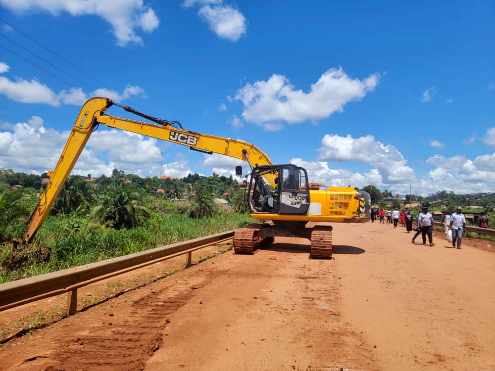 Restoration efforts are currently in progress at the Busega—Budo section along Kampala—Masaka Highway, with plans to complete the repairs before this Wednesday. #UNRAworks