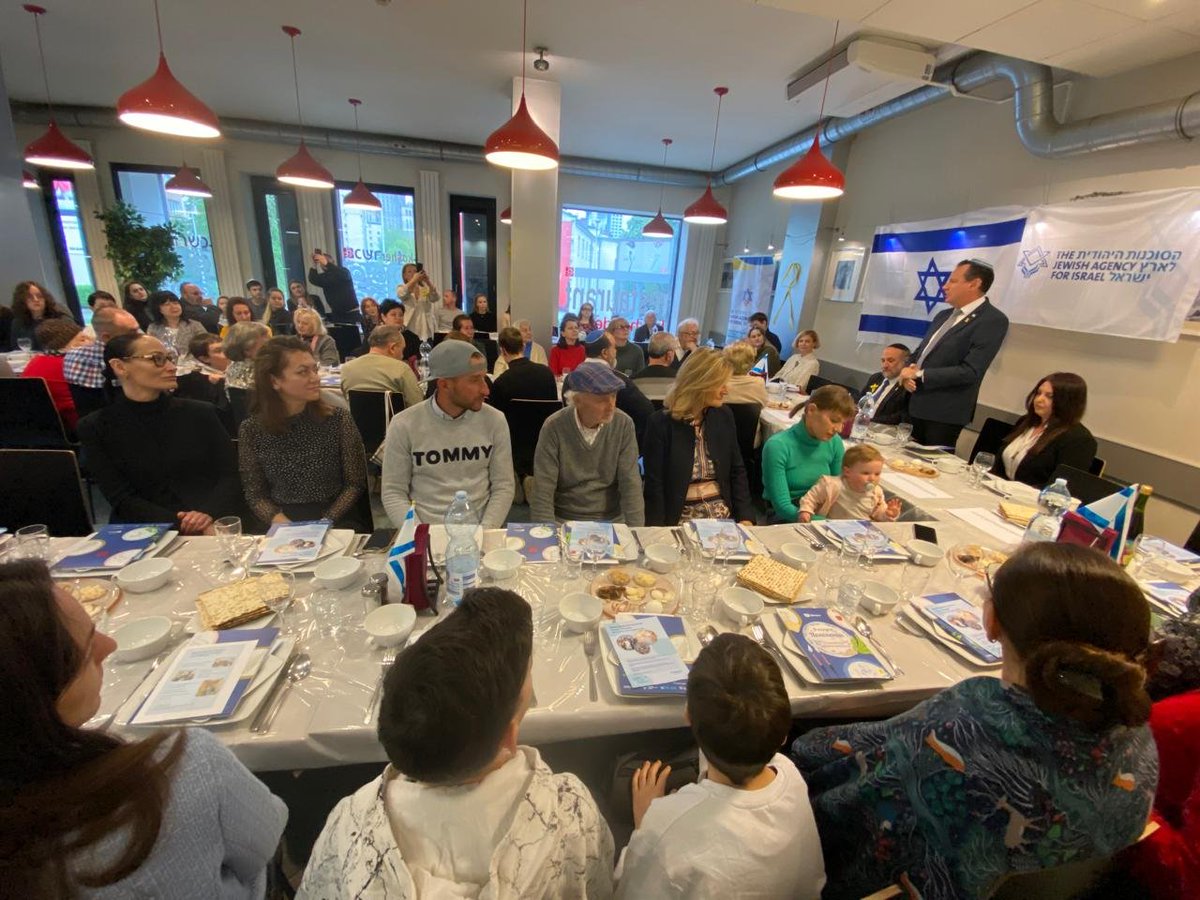 Jewish refugees from #Ukraine gathered in Poland to celebrate a special #Passover Seder hosted by @JewishAgency in Warsaw. The Seder began with a call to release all the hostages. A table with empty chairs & pictures of the hostages reminded us: #LetThemGoNow 🎗️🎗️🎗️…