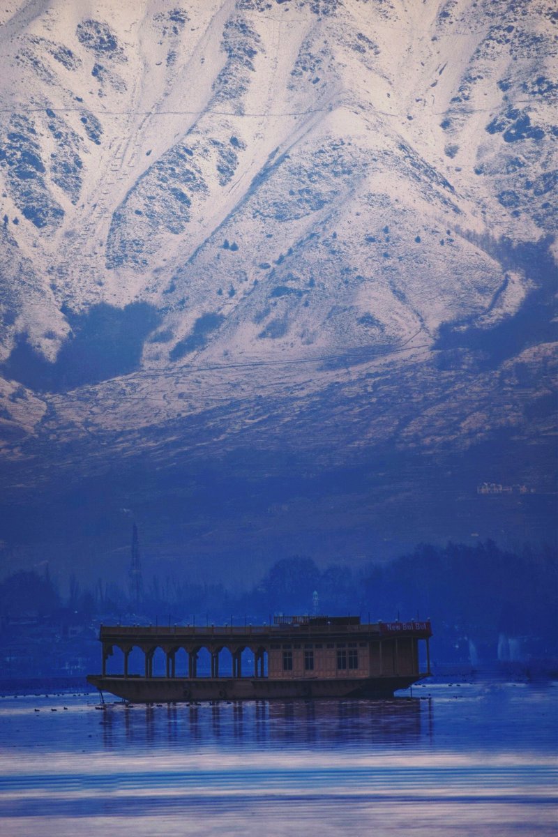 Dal lake 

#DalLake #Srinagar #Kashmir #photo #photograph #lake #photography #NatureLovers #NaturePhotography #landscapephotography .