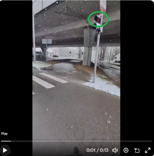 Marchellito's tweet image. Kad @EKVonsovics mēģina parādīt kāds kruts čalis ir, bet aizmirst apskatīties, ka pārbrauc pie sarkanās gaismas.... :D