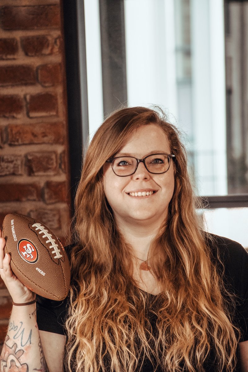 ❤️-lich willkommen Kim! Ursprünglich aus Gießen war sie als Au-pair in den USA und ist nun unsere neue Teamassistenz. 🎉 In ihrer Freizeit genießt sie Zeit mit Mann, Hund, Familie und Freunden  … und Sport! Kim ist ein großer 49-ers Fan! Spielt aber für das #TeamInteraktiv! 😉🫶