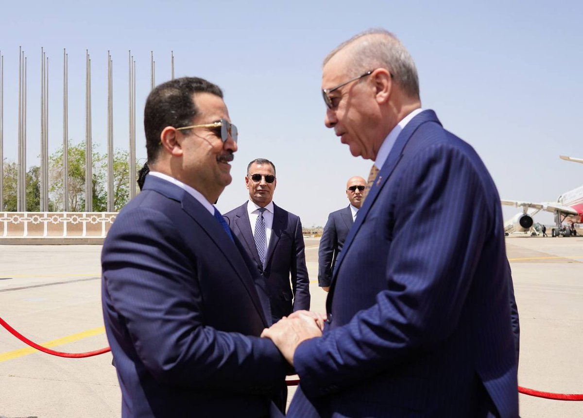 13 yıl aradan sonra Irak'a resmi ziyarette bulunan Başkan Erdoğan, Bağdat'a ulaştı Erdoğan'ı Irak Başbakanı Muhammed Şiya Sudani resmi törenle karşıladı