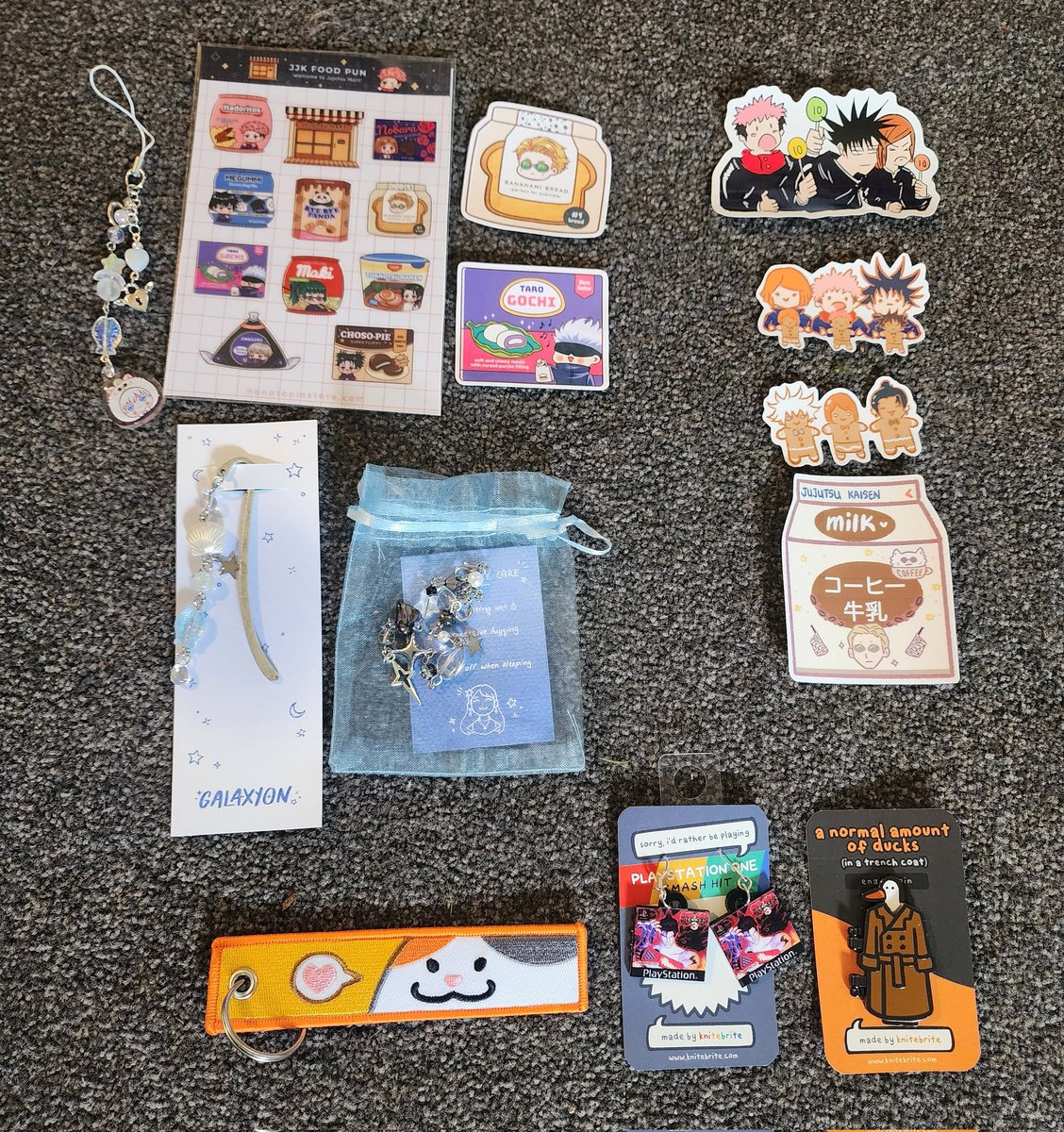 *JJK food stickers &amp; charm from <a href="/nanatopia_/">Nana</a> 
*JJK stickers on the right from instagram.com/plainjane_stud…
*bookmarker and bracelet from instagram.com/galaxyon_
*Fat cat tag, tekken earrings and duck pin by <a href="/heyknitebrite/">knitebrite - knitebrite.bsky.social ⚔️🌈</a>