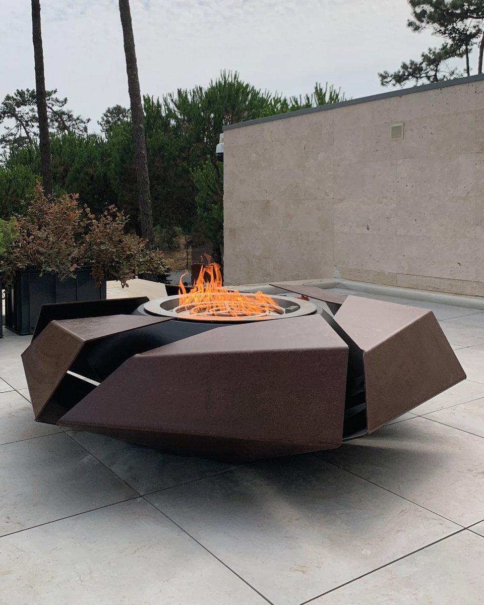 Enjoy unique moments outdoors with the Stravaganza fire pit, where style meets practicality. ❤️‍🔥

🍃 Outdoor Collection
🔥  Bioethanol | Wood | Gas
🇵🇹  Made in Portugal

#fireplaces #firepit #fire #firepitseason #outdoorcollection #gardening #garden #design #contract #homedecor