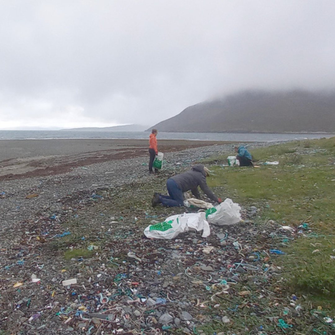 #EarthDay 2024 is focusing on #PlanetvsPlastic 🌍 Our team on Skye do regular beach cleans to help combat this global crisis, removing a whopping 12.5 tonnes of plastic waste from our shorelines in 2023! Help us keep our beaches clean by donating today: johnmuirtrust.org/support-us/app…