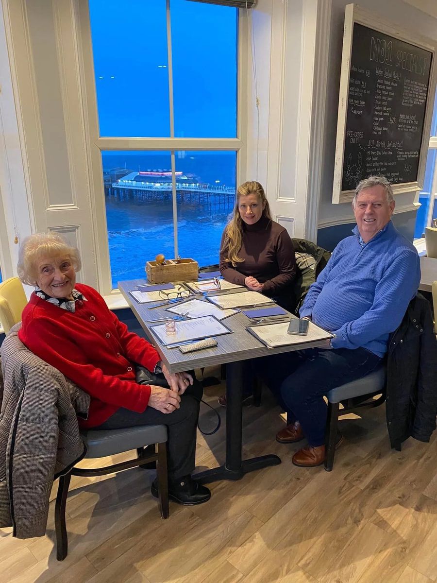 Post-show tradition: a family meal with some award winning food! Always a hit after a night of entertainment on the Cromer seafront🌟 #cromerpier #cromer #norfolk #fishandchips #restaurant #no1cromer