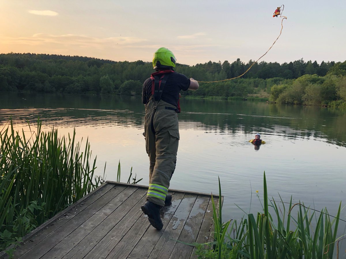People are being urged to stay safe in and around water by @Glosfire to reduce the risk of accidental drownings. Read more here: orlo.uk/water_aware_nf… #BeWaterAware