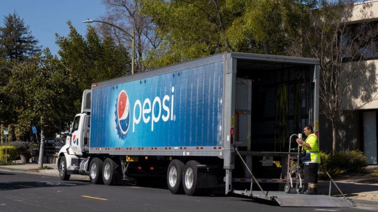 Five Teamsters unions in the US have filed charges of unfair labour practices charges against @PepsiCo, claiming it has “anti-worker policies”. Union officials representing workers are in negotiations over new contracts for staff in Illinois and Indiana. Just-drinks.com/news/us-teamst…