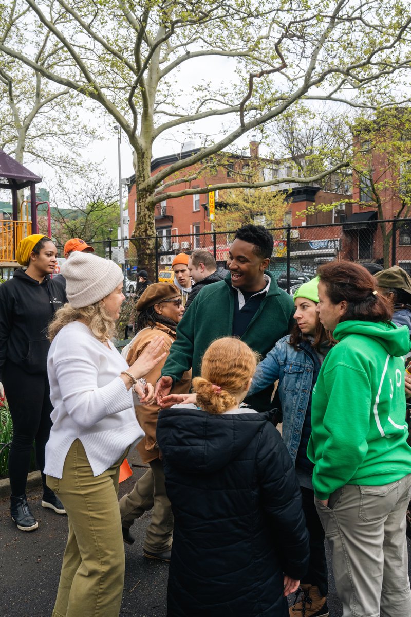 We had a great and super full weekend! We started off with several Earth Day events. We joined @bedstuycleanups and @friendsofrbp for a park cleanup. Turnout was great, with dozens of people showing up to keep our parks clean! 1/