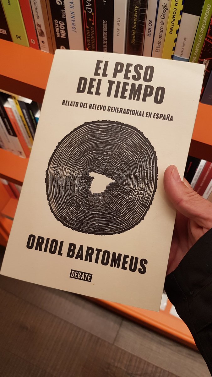 A la @Ll_Finestres en queda un exemplar. Podeu esperar a demà, però... #ElPesoDelTiempo @debatelibros