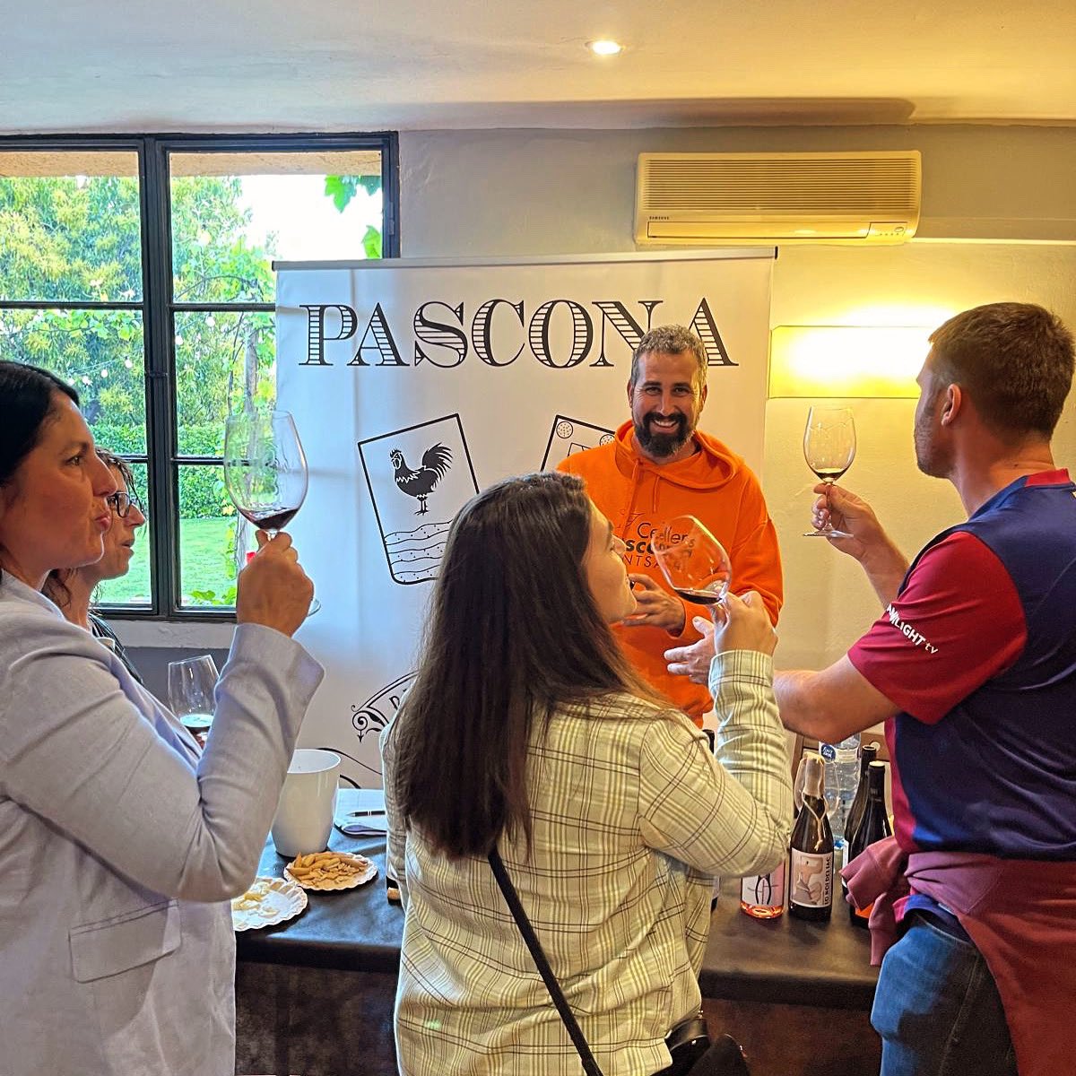PasconaMontsant's tweet photo. Gran tast al Maresme, de la mà del nostre Distribuidor Evarist Gourmet, aquí estem tastant les noves anyades amb els nostres amics del restaurant la Selva!
.
@evaristgourmet @laselva_restaurant
.
#tastos #showroom #evaristgourmet #cellerpascona #maresme #pasconitzant https://t.co/c3IcfXDar1