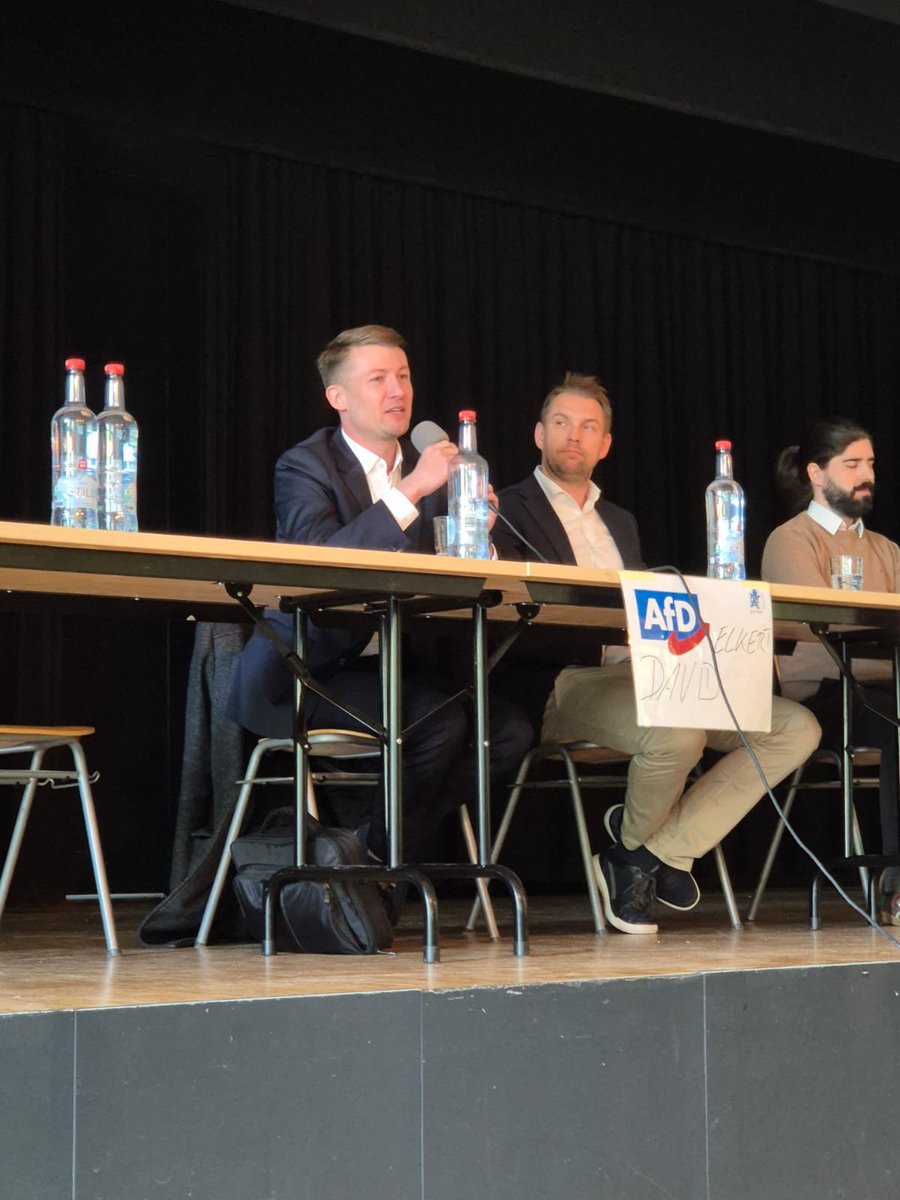 Heute auf der ersten Podiumsdiskussion mit Schülern in #Hohenschönhausen. Zur Überraschung der Moderation hat Klima keine Rolle unter den Schülern gespielt. #Inflation, #UkraineKrieg und #Bildungspolitik waren die heißen Themen. Hier konnten wir gut punkten 💪