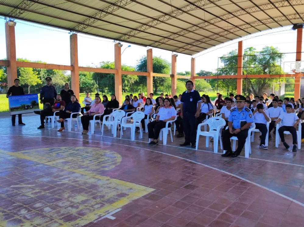 🚗 ¡Los futuros conductores aprenden desde hoy! 🚸La Patrulla Caminera brindó una charla a estudiantes en Ñeembucú, sobre estadísticas de siniestros y señales de tránsito. ➡️ En Paraguay hay un promedio de 1.200 muertes anuales por accidentes viales. 👉 bit.ly/3JrE78W