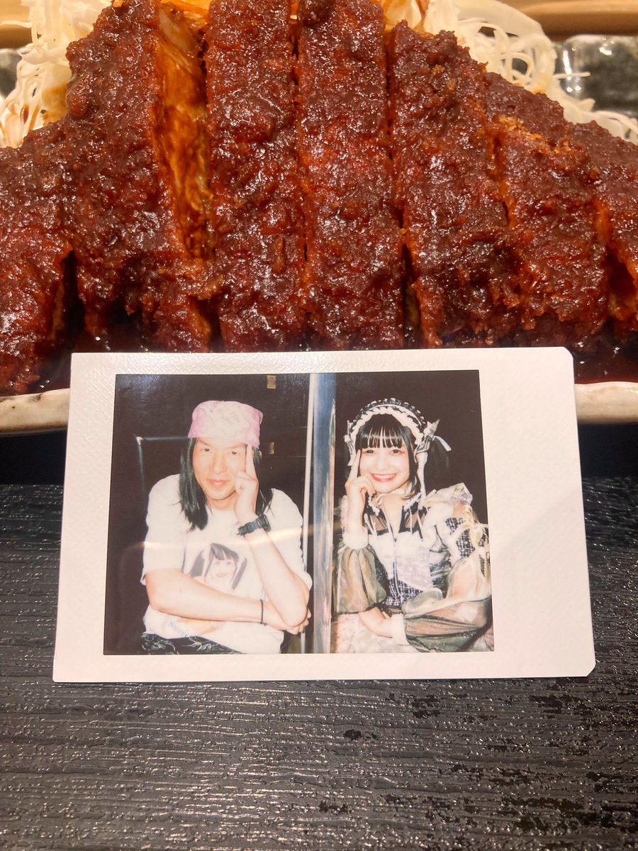 youth_k_0518's tweet photo. ツアー名古屋 ドレスコードがピンクとのことだったので頭にバンダナを巻いてたら、"ゴールデンカムイの女の子"、"クロマニヨンズの人"、甘夏ゆずちゃんには"オタク"って言われたんですが…
僕的には"アクセルローズ"(ガンズアンドローゼズ)さんオマージュでした🥹
#MorePink https://t.co/AlkSej4gol