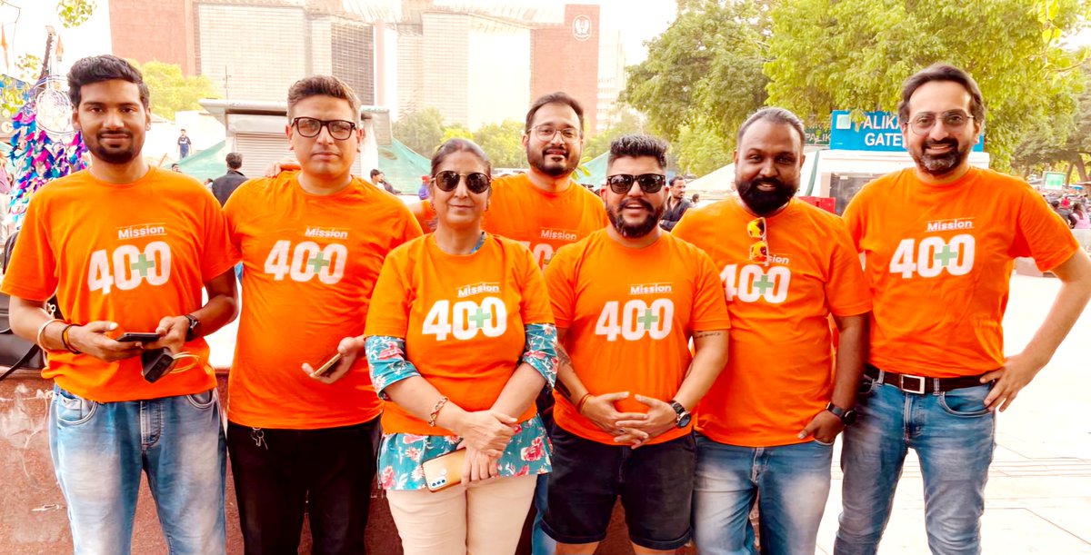 BhanuLamba1's tweet photo. Last Saturday spent time with common people flocking connaught place along with fellow volunteer of #mission400plus team encouraging people to vote in ongoing elections in large no. In favour of Team @narendramodi
People were very ecstatic about choosing Team #NarendraModiji .1/3 https://t.co/8h53Aw7pzJ