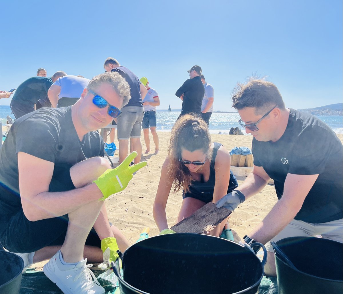 Proud to say that at @Qlik, corporate responsibility runs deep in our DNA. We're committed to giving back and making a difference. Recently, at our EMEA Partner Advisory Council event, we partnered with Cleanwave.org for a Beach Clean-up. #EarthDay #ESG #EarthWeek