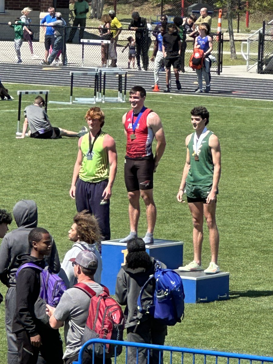 gageherring_sc's tweet photo. New 110m hurdle PR 14.85 https://t.co/nI2HBuUpsI
