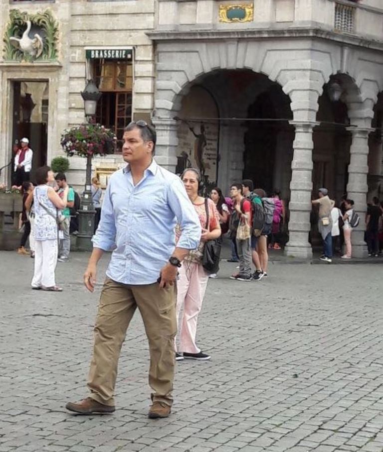 ⚪ ¡LAS DOS CARAS DE LA MONEDA!

Guillermo Lasso, un hombre tranquilo que fue a sufragar y se le acercaron muchas personas a saludarlo, el otro vive prófugo en Bélgica sin poder ni siquiera sufragar, y puede.