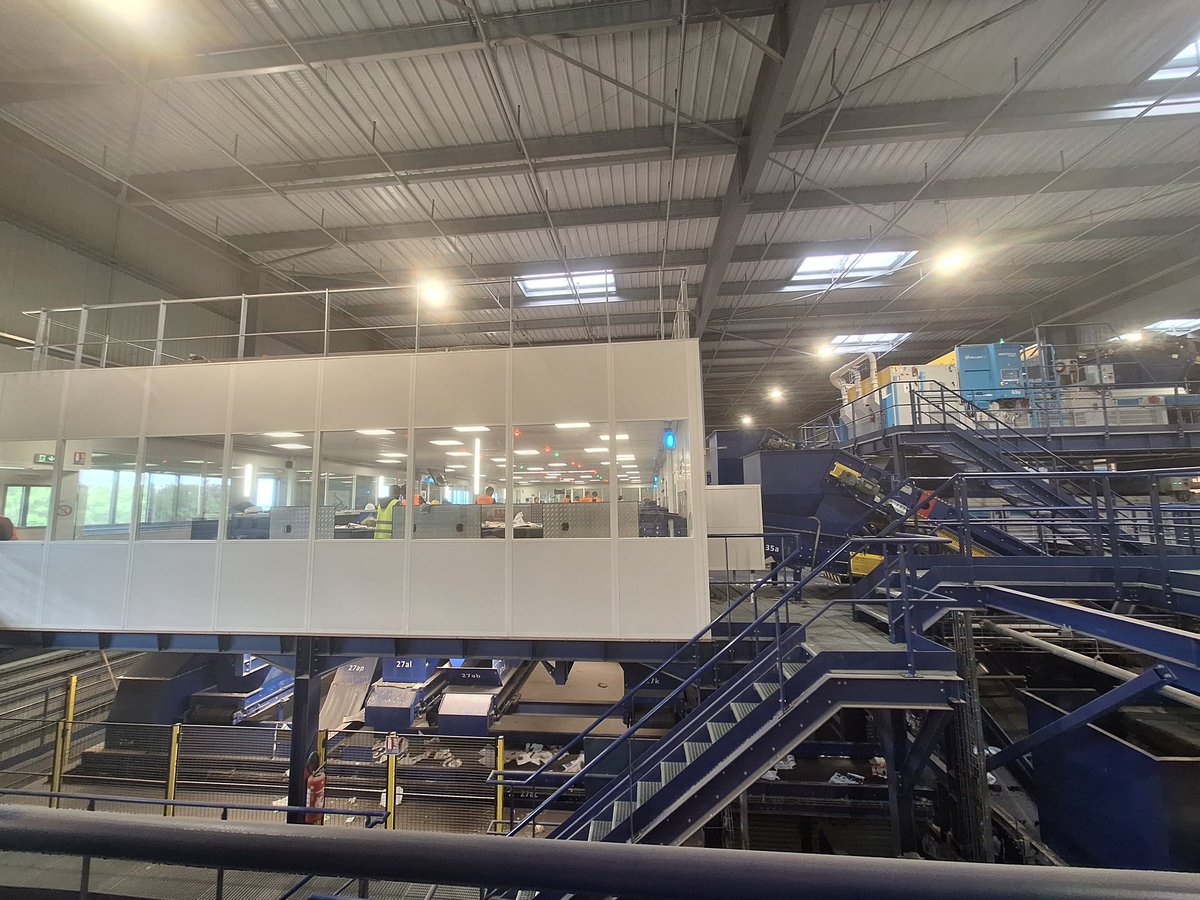 RSE 🍃

Ce lundi, dans le cadre de notre démarche #RSE, une partie des équipes de proximité de Val de Berry a eu l'opportunité de visiter le centre de tri Paprec Group de Bourges. 

Cette visite a permis d'en apprendre davantage sur le processus de tri des déchets.