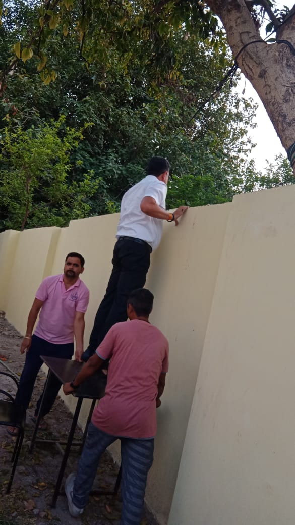 @profalokkumar Hon'ble Vice Chancellor inspected the boundary wall of Birbal Sahani International Girls Hostel to ensure aafety of the boarders @lkouniv