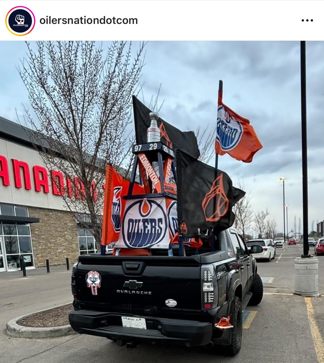 I think this is one of my favourite parts. Getting downtown early, hearing the big horns, seeing the @EdmontonOilers pride. These guys are such a huge part of the experience. 🧡💙
#OilUp