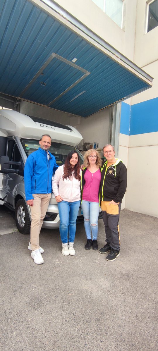 Millaneando's tweet photo. La Charly ha querido un último retoque antes de salir de viaje.Esta pareja de @cucullacampervan la tienen enganchada.
Muchas gracias chicos, ha sido un placer volver a veros ♥️
Nos vemos a la vuelta 😘😘
Feliz tarde a todos! 
#vanlife #bricos #millaneando #ViajarEsVivir #roadtrip https://t.co/Un96B6okVV