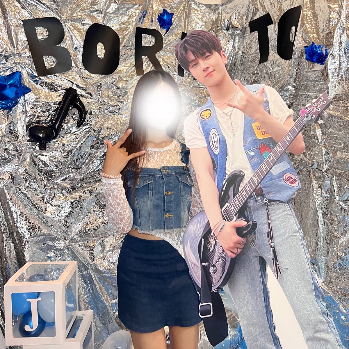 คาเฟ่ตกแต่งน่ารักมากกกกกก มุมถ่ายรูปก็เยอะ ธีมพี่เจย์น้องเจย์เดือนคณะคือเก๋คือจึ้ง💯  

ขอบคุณสตาฟ <a href="/JAYniversity/">JAYniversity</a> ทุกคนนะคะ สัมผัสได้ถึงความรักความตั้งใจที่จัดให้เจย์เลยแถมน่ารักกันมาก จอยเว่อ 🫶🏻#OurAnswer_JAYniversity