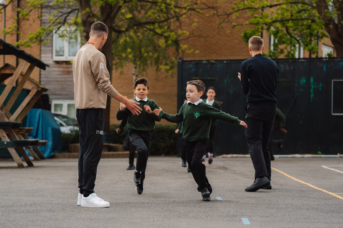 Thrilled to celebrate @ForestersPS for achieving The #DailyMile Children Fit For Life Award! Children had a special visit from @NNRunningTeam athlete @_MarcScott this morning, following his London Marathon debut. He recognised their incredible efforts with The #DailyMile! 👏