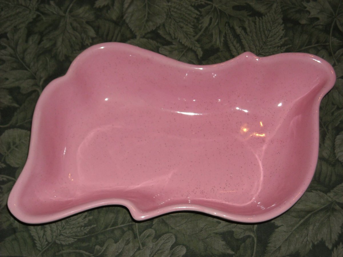 Pretty pink ceramic #vintage #midcentury #midcenturymodern #MCM dish
#Etsy #etsyshop #EtsyStarSeller 

sweetcindylouwho.etsy.com/listing/215529…