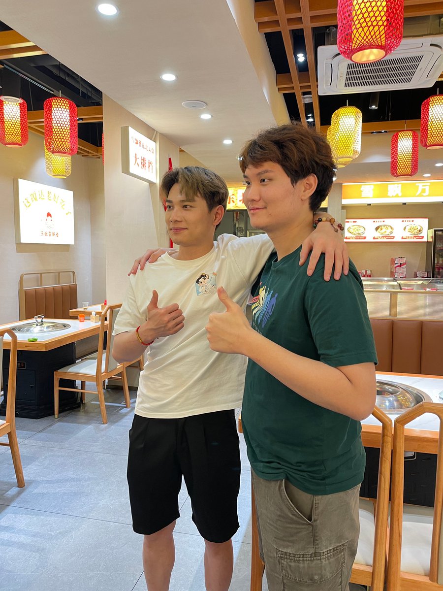 GodJaySup's tweet photo. รูปทานอาหารมื้อก่อนกลับไทยของนักพากย์,ทีม GH และ WBG_Long ค่ะ 🩷🤏

คุณนักพากย์ยังบอกอีกว่า ในปีหน้าต้องได้เจอGHทุกคน !

Cr. https://t.co/mFuj8G2vYn https://t.co/pIUaceQLjs