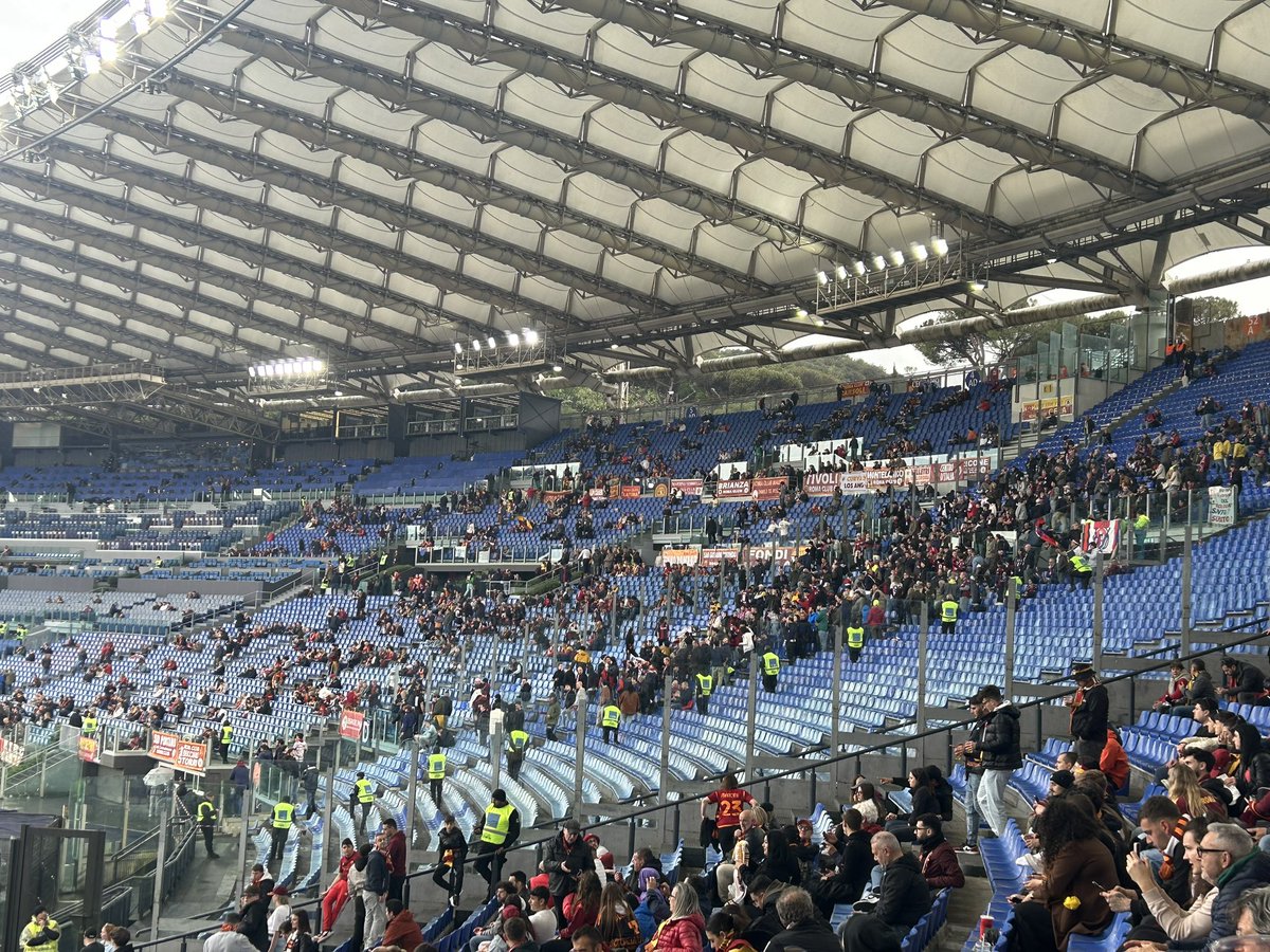 Forza Roma. Braved the rain storm 

📷 @scot_munroe #RomaBologna #AsRoma