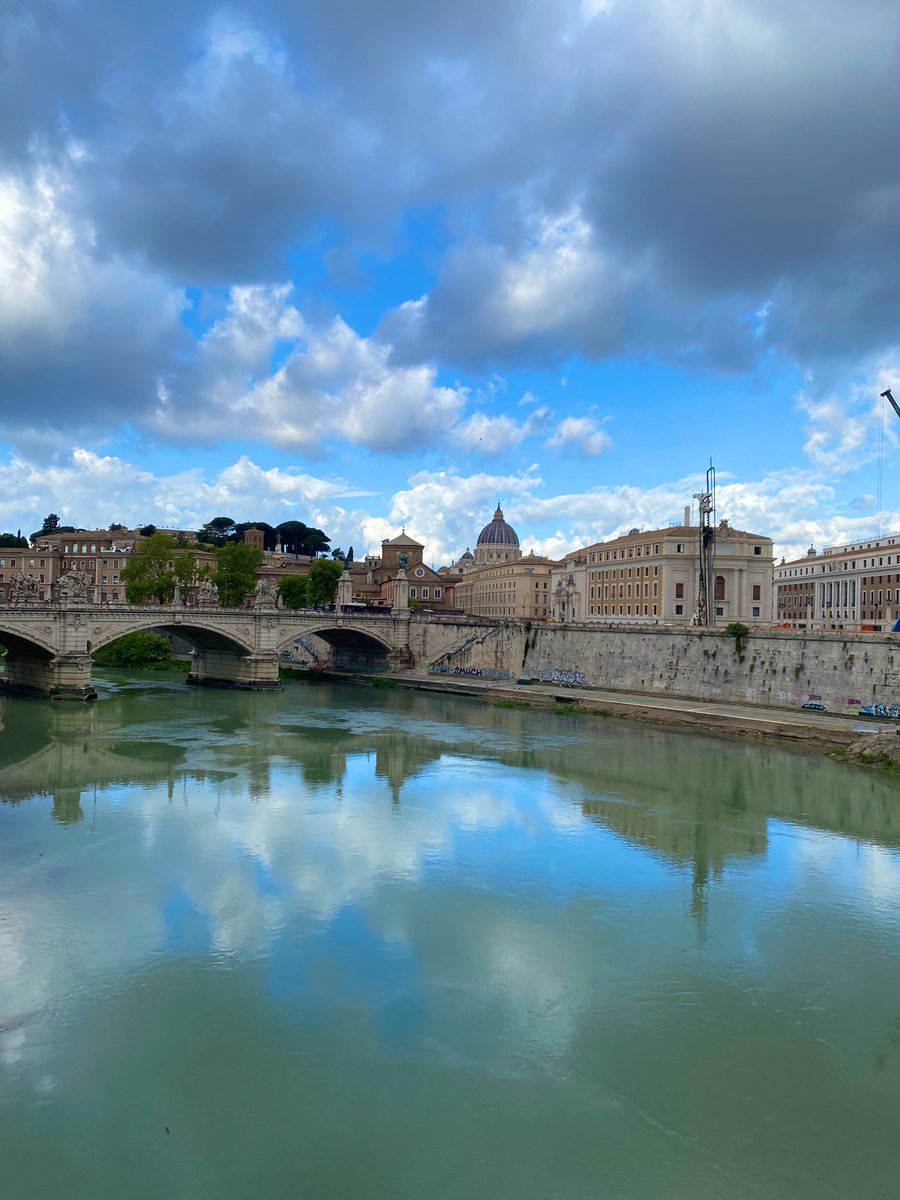 #22aprile #romeisus a Roma oggi sembra di essere in montagna 🏔️ con un freddo e vento 💨 e pioggia 🌧️  vero? #roma che lunedì ☺️